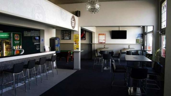 Commercial Hotel - Bar 68